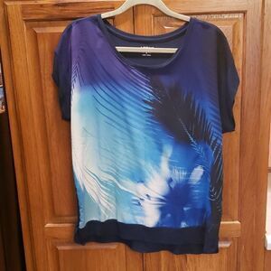 Great Condition! Apt 9- Size M, Navy Blue T-shirt with Design